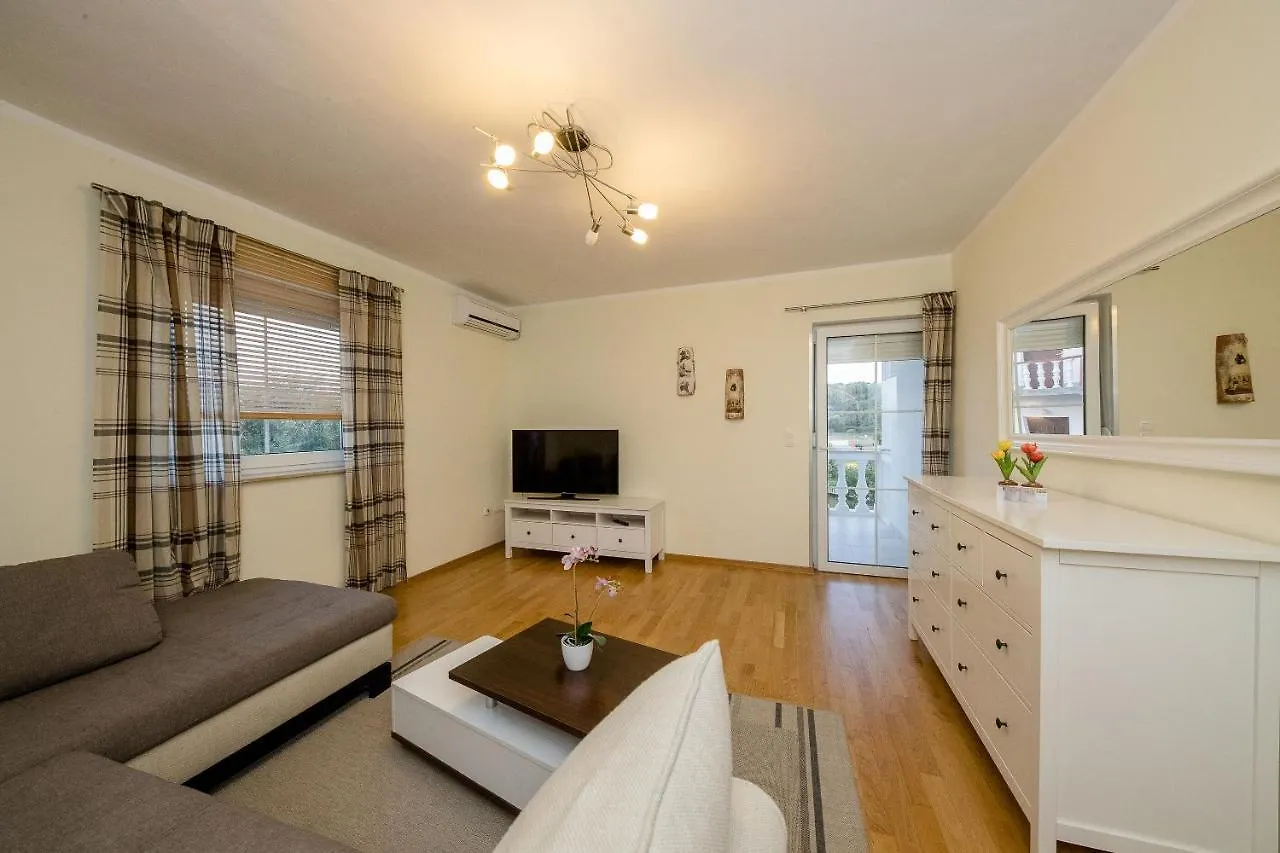 Apartments Spomenka Zvonko Lopar